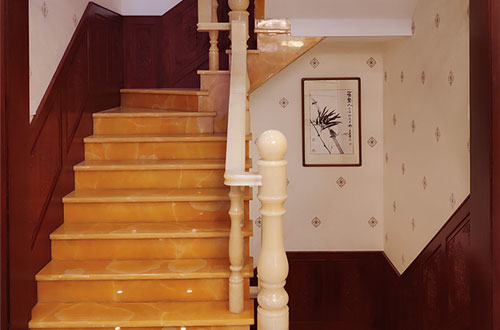 桦甸中式别墅室内汉白玉石楼梯的定制安装装饰效果